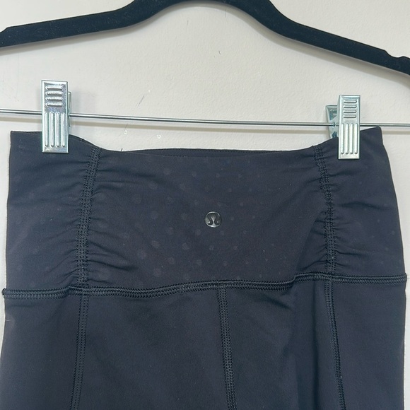 Lululemon Women's Capri Leggings Pants Size 4 Black Faded Polka Dot 14.5” Inseam - Picture 4 of 10